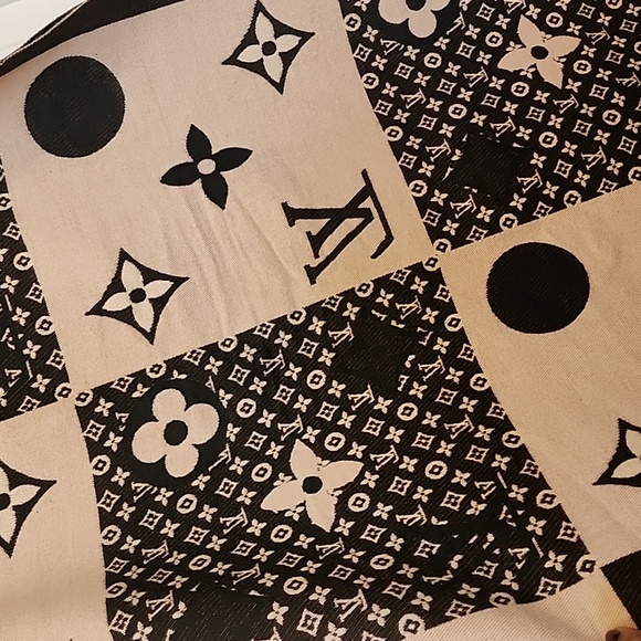 NWOT Reversible Oversized Shawl/Scarf - Picture 8 of 10